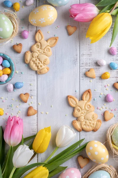 Ευτυχισμένο Πάσχα φόντο με κουνελάκια, αυγά, λουλούδι — Φωτογραφία Αρχείου