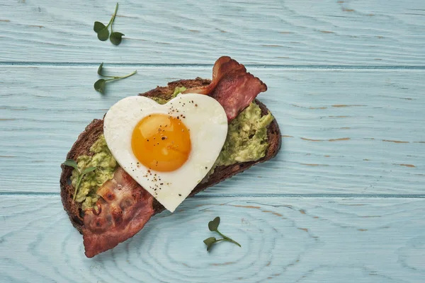 Sandwich de huevo frito con aguacate y tocino —  Fotos de Stock