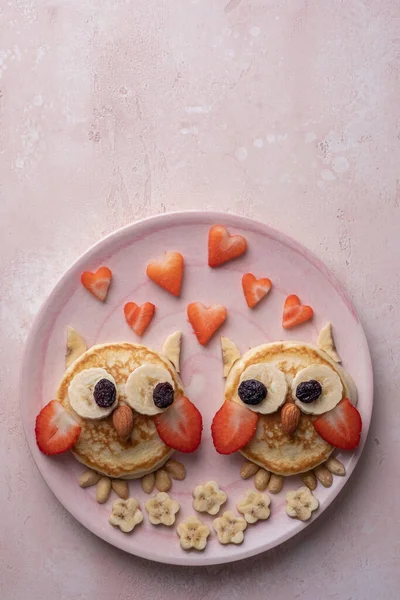 Оладьи с совой на завтрак для детей — стоковое фото