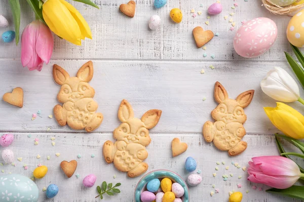 Feliz Pascua de fondo con conejos, huevos, flor —  Fotos de Stock