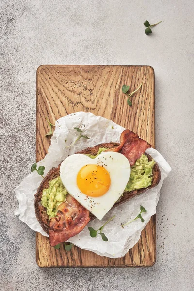 Sandwich de huevo frito con aguacate y tocino —  Fotos de Stock