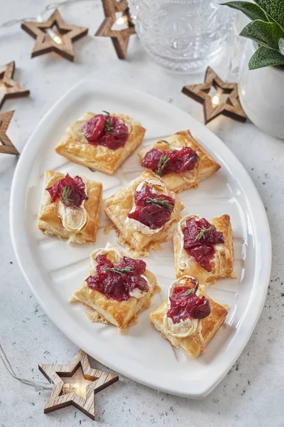 Appetizers with cranberry sauce, brie cheese and thyme — Stock Photo, Image