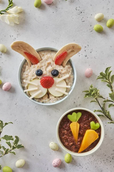 Ciotola di farina d'avena di coniglio divertente con frutta, per la colazione sana dei bambini — Foto Stock