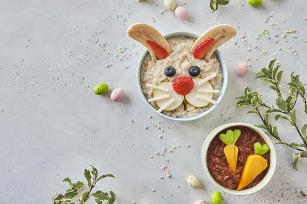 Смешная миска овсянки кролика с фруктами, для детей здоровый завтрак — стоковое фото