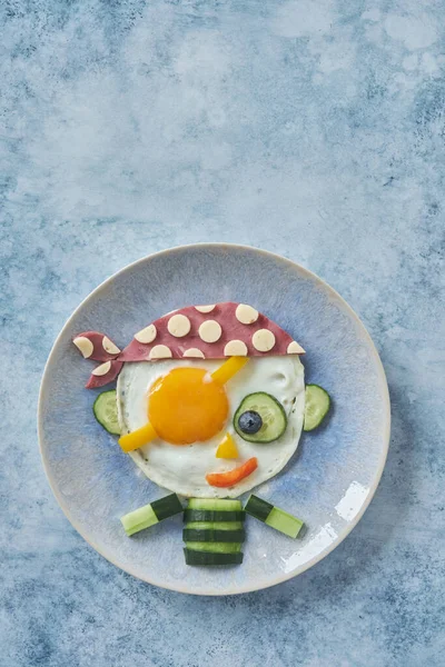 Vtipné pirátské smažené vejce pro děti snídaně — Stock fotografie