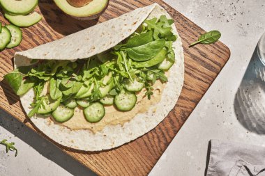 Humus ve sebzeli vejetaryen tortilla.