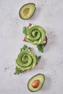 Taze avokado tostları.
