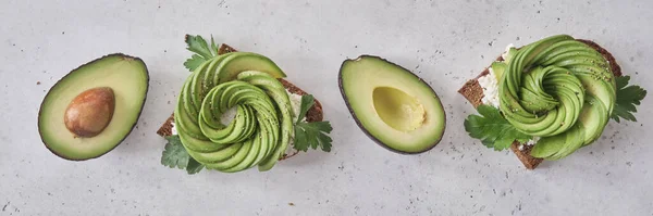 Verse avocado toastjes — Stockfoto