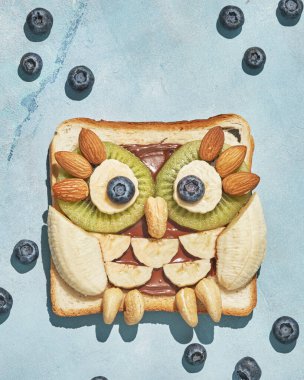 Fındık ezmeli ve meyveli baykuş tostu