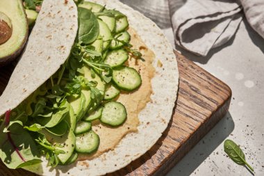 Humus ve sebzeli vejetaryen tortilla.