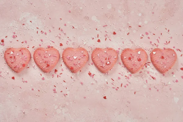 Decorated heart shaped cookies on pink background — Stock Photo, Image