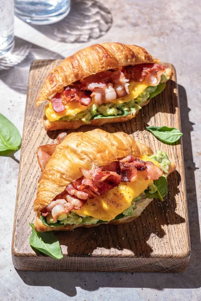 クロワッサンサンドイッチの朝食 — ストック写真