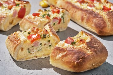 Kahvaltı için jambon, yumurta ve peynirle doldurulmuş ekmek tekneleri.