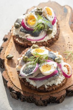 Ringa balığı, soğan ve yumurta karışımı.