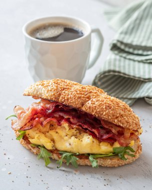 Çırpılmış yumurta ve pastırmalı kahvaltı.