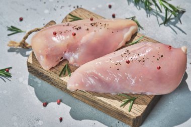 Çiğ tavuk göğsü.