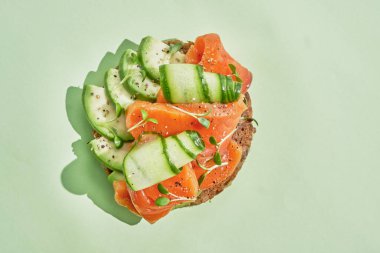 Avokado, füme somon ve salatalık.