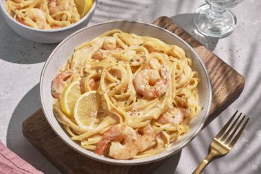 Karides ve domatesli kremalı makarna.