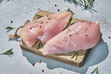 Çiğ tavuk göğsü.