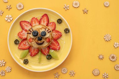 Komik çocuk kahvaltısı. Çocuklar için böğürtlenli krep