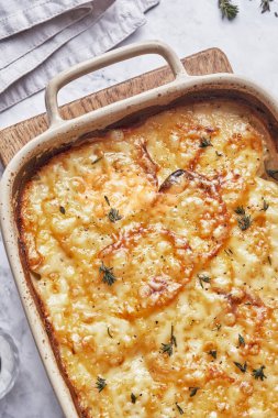 Kremalı ve peynirli patates graten