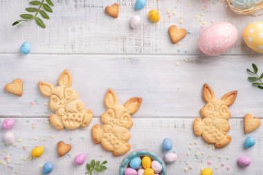 Tavşanlarla, yumurtalarla, çiçeklerle mutlu paskalya arkaplanları