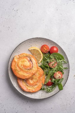 Peynirli salata ile doldurulmuş somon fırıldağı