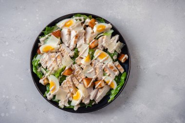 Izgara tavuk sezar salatası.