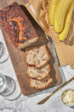 Ev yapımı muzlu fındıklı ekmek.