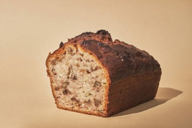 Ev yapımı muzlu fındıklı ekmek.