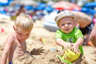 Kumsalda oynayan bir çocuk.
