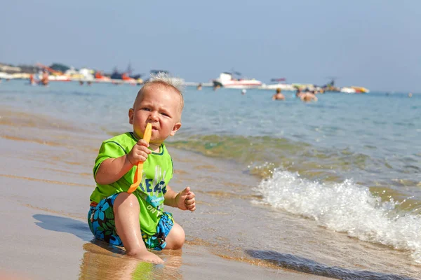 Ragazzo che gioca nella sabbia sulla spiaggia — Foto Stock