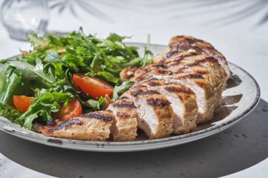 Kızarmış tavuk filetosu ve domatesli taze sebze salatası..