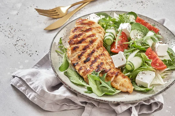 Filete de pollo frito y ensalada de verduras frescas con queso feta — Foto de Stock