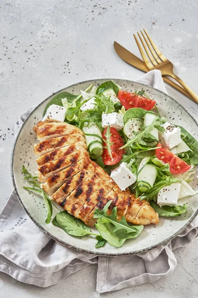 Filete de pollo frito y ensalada de verduras frescas con queso feta — Foto de Stock