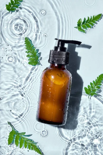 Flacone bottiglia di vetro cosmetici prodotto di bellezza per la cura della pelle crema viso e lozione per il corpo in goccia d'acqua pura bella. — Foto Stock