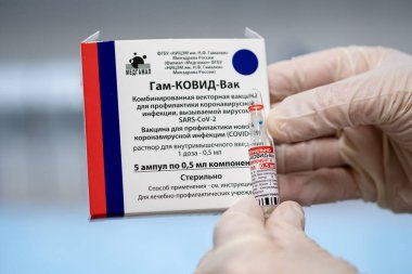 Moskova, Rusya - 27 Nisan 2021. Rus Sputnik-V koronavirüs aşısı COVID-19 Rusça