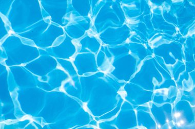 Güzel ferahlatıcı mavi yüzme havuzu suyu
