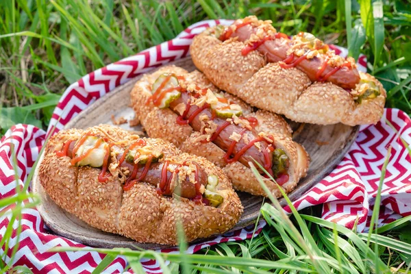 Perros calientes a la parrilla con mostaza, ketchup y sabores —  Fotos de Stock