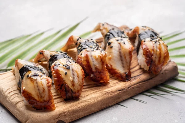 Вид вкусных суши из угря — стоковое фото