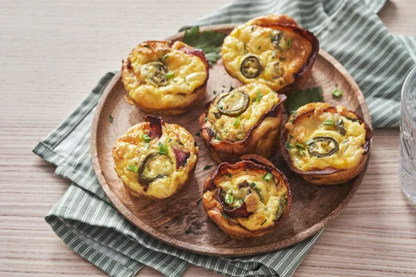 Szalonnás tojásos muffin jalapenóval — Stock Fotó