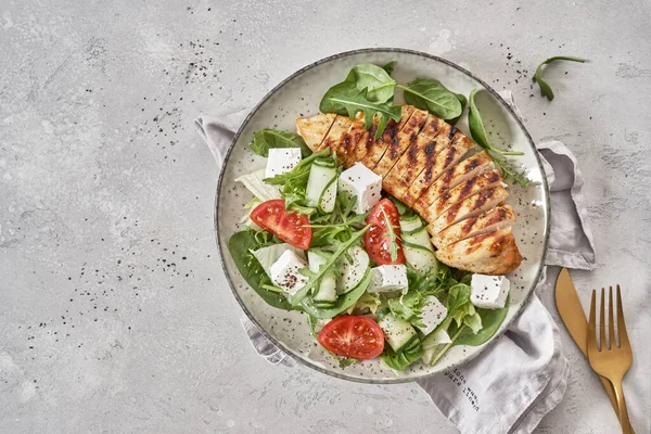 Filete de pollo frito y ensalada de verduras frescas con queso feta — Foto de Stock