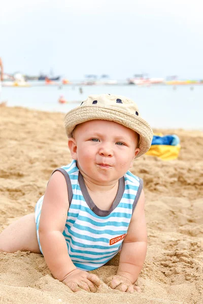 Ragazzo che gioca nella sabbia sulla spiaggia — Foto Stock