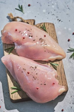 Çiğ tavuk göğsü.