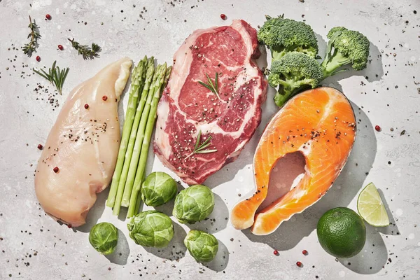 Et, somon balığı bifteği, tavuk göğsü ve yeşil sebze. — Stok fotoğraf
