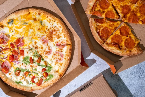 Pepperoni pizza ve Pizza Four Seasons — Stok fotoğraf