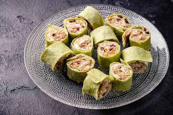 Hähnchen-Preiselbeertortilla-Windrad mit gebratenem Huhn, Frischkäse, getrockneten Preiselbeeren und Pekannüssen — Stockfoto