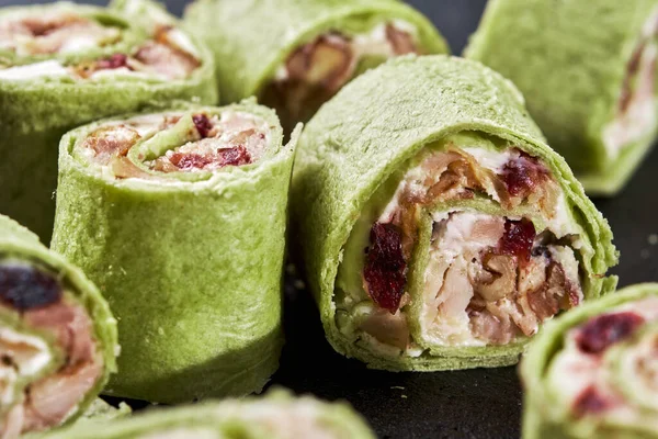 Kip cranberry tortilla pinwheels met geroosterde kip, roomkaas, gedroogde cranberry 's en pecan Stockfoto