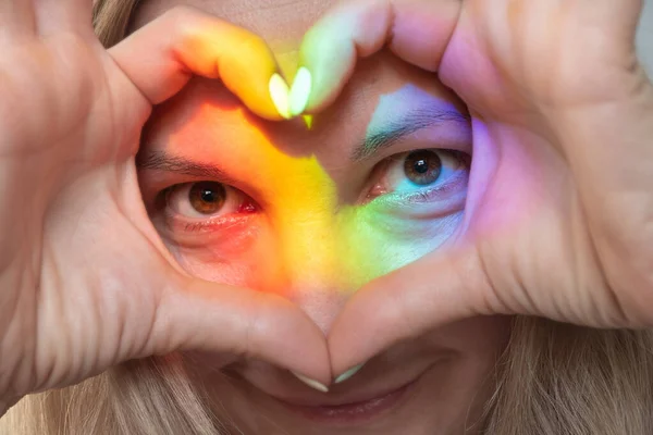 Luz del espectro de colores del arco iris en la cara — Foto de Stock