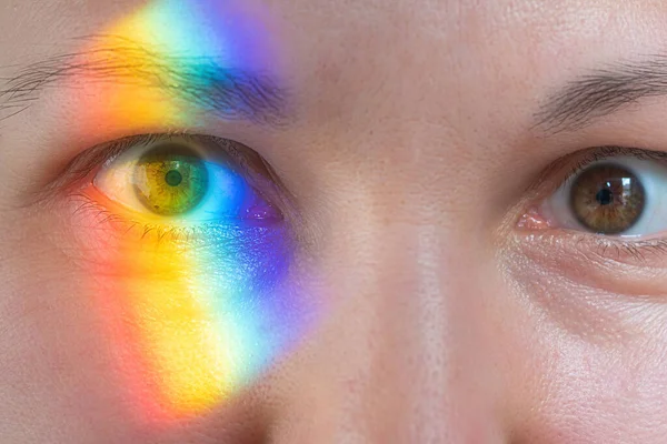 顔に虹色のスペクトル光 — ストック写真